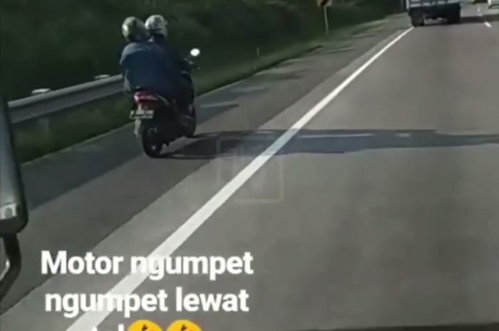 Pemotor masuk jalan tol Ungaran, Jawa Tengah