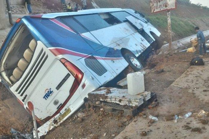 Kendaraan pengangkut rombongan Gereja asal Jakarta usai berkunjung ke Kediri, mengalami kecelakaan di kilometer 351 Ruas Tol Batang-Pemalang, Minggu (6/1/2019). 