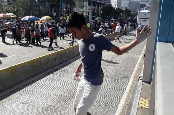 Masih ada penumpang bandel yang keluar dari halte Tosari dengan cara melompat sejak pembongakaran JPO Tosari pada Minggu (6/1/2019), walaupun telah disediakan pelican crossing.(KOMPAS.com/RIMA WAHYUNINGRUM)