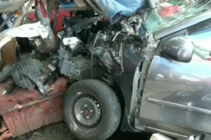 Toyota Avanza alami kecelakaan di jalurkereta tanpa palang pintu