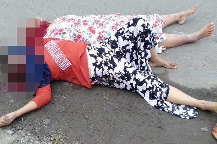 Dua perempuan pengendara motor di Blitar yang jatuh dari motor karena rok yang terlilit gir motor