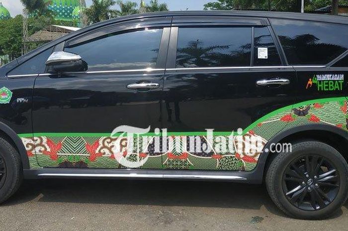 Mobil dinas Kabupaten Pamekasan pakai batik Sekar Jagad