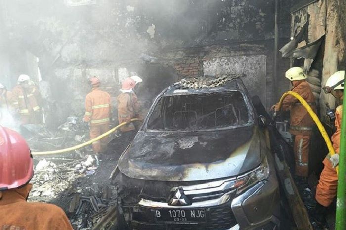 Mitsubishi Pajero Sport terbakar habis dilalap api