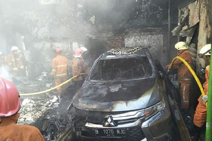 Mitsubishi Pajero Sport terbakar habis dilalap api