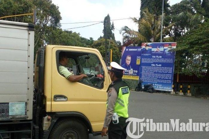 Uji coba lampu merah di perempatan jalan Mergan Kota Malang