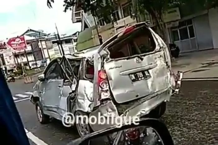 Kondisi Avanza hancur parah, tetap bisa jalan