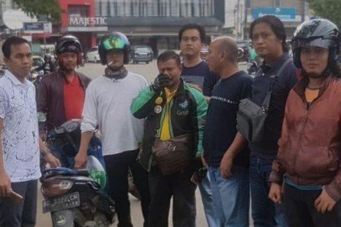 Pengendara ojek online serahkan diri usai menabrak Kapolda Sumsel Irjen Pol Zulkarnain Adinegara.