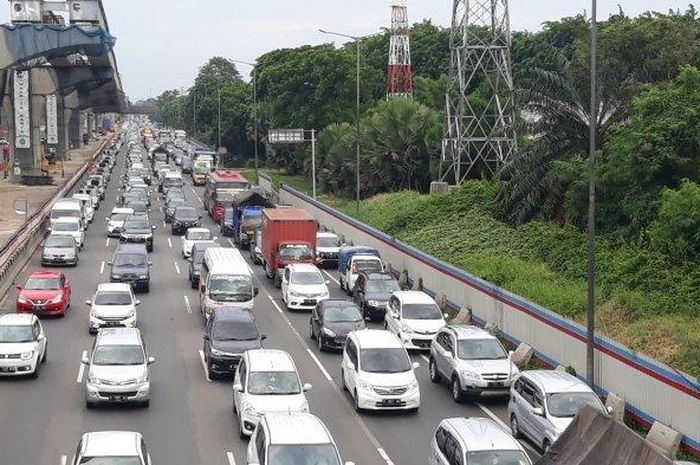 Kepadatan kendaraan arah Jakarta di ruas Tol Jakarta Cikampek KM14 Kota Bekasi, Selasa (25/12/2018).