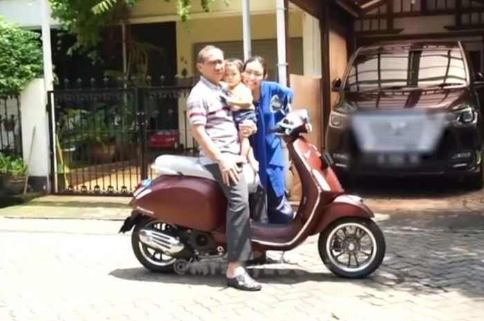 Ayu Dewi berfoto bersama sang ayah dan sang anak di atas Vespa