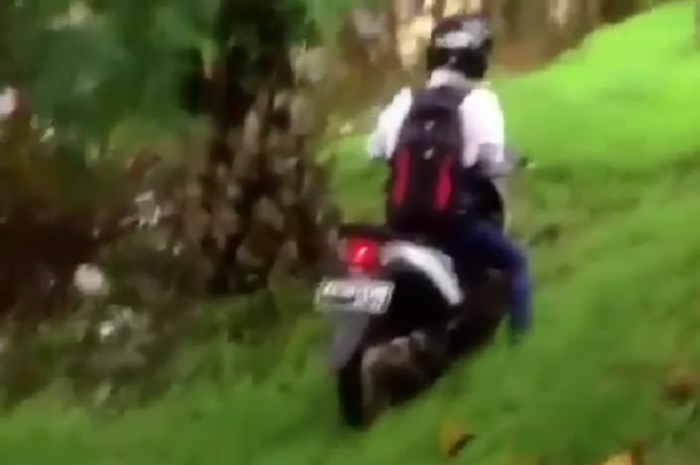 Pemotor menghindari macet malah cari jalan pintas ke pinggir sungai