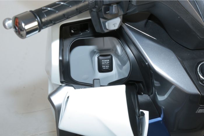 Ada power outlet di Forza 250