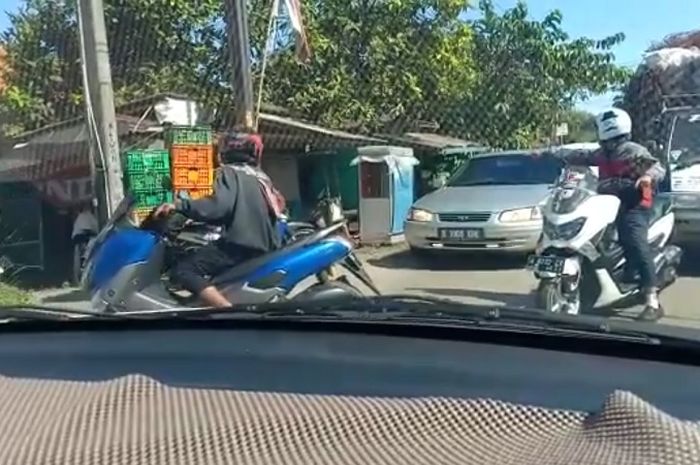 Pengendara Yamaha NMAX arogan tutup jalan raya.