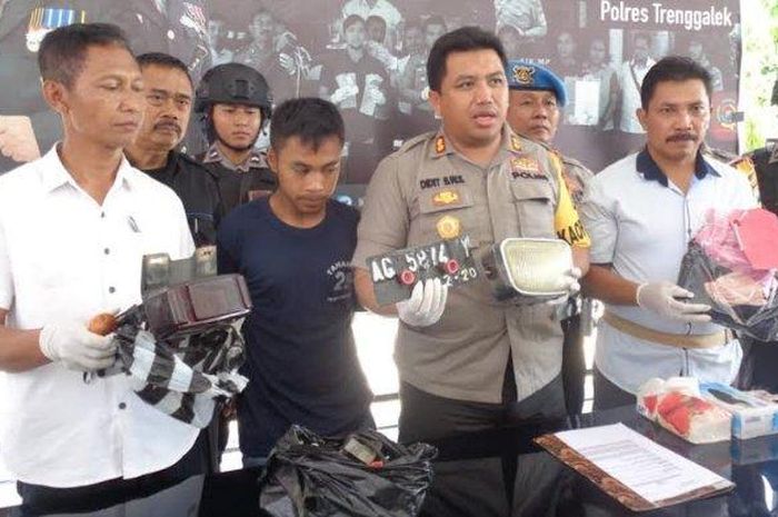 Kapolres Trenggalek, AKBP Didit BWS menunjukkan barang bukti kejahatan Wawan, pelaku curanmor asal Desa Dompyong, Kecamatan Bendungan