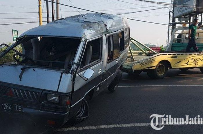 kondisi terakhir L 300 yang ringsek paska disambar KA Jaya Baya di Pasuruan pada Rabu (9/1/2019)