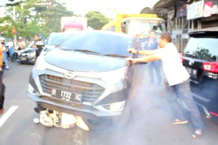 Daihatsu Sigra yang membawa Eks Ketua DPRD Surabaya melindas Honda Spacy