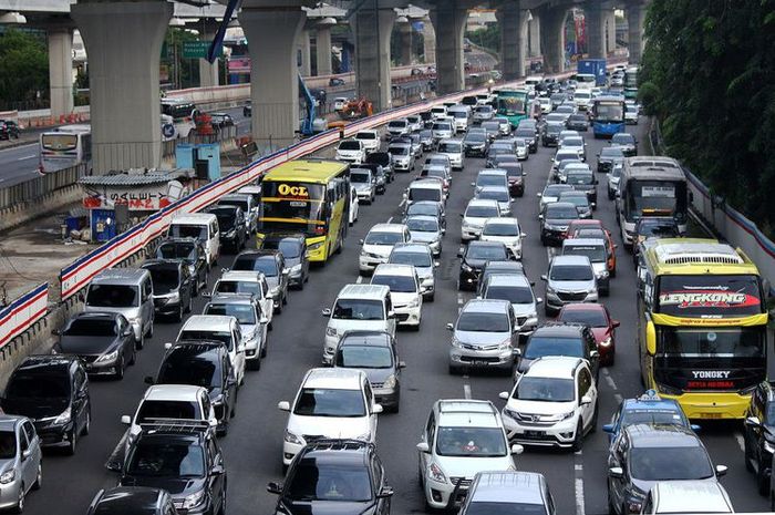 Pengendara kendaraan bermotor memadati ruas jalan Tol Jakarta-Cikampek arah Jakarta KM 12 di Bekasi,