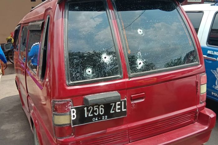 Jajaran Polsek Dramaga, melepas tujuh tembakan terhadap mobil Carry di Bogor