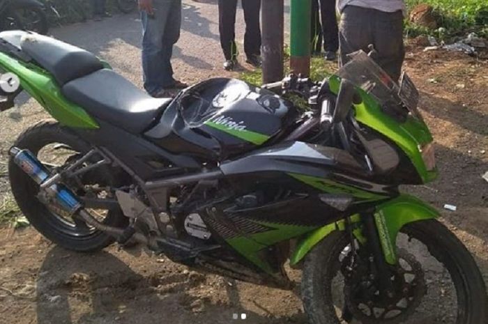 Kawasaki Ninja RR 150 rusak parah usai tabrak tiang listrik.