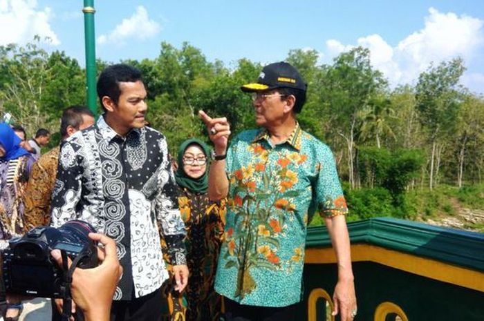 Gubernur DIY Sri Sultan Hamengku Buwono X (Batik Hijau) Meninjau Jembatan Nguwot yang Menghubungkan Gading -Ngalang Kamis (10/1/2019).