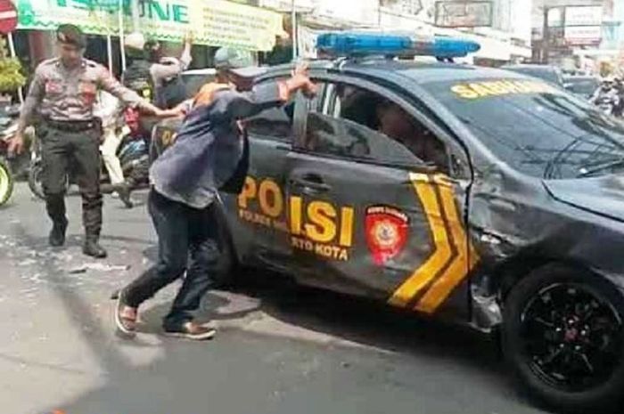 Sebuah mobil Patwal Polisi rusak ditabrak truk di Jalan Majapahit, Mojokerto, Jawa Timur, saat melakukan pengawalan tahanan dari Lapas Klas IIB Mojokerto menuju Pengadilan Negeri Mojokerto, Kamis (10/1/2019)