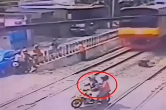 Pengendara motor nyaris tertabrak kereta api