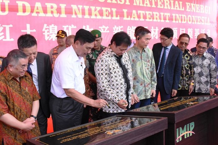 Menteri Perindustrian Airlangga Hartarto dan Menteri Kooridanor Bidang Kemaritiman Luhut Binsar Panjaitan menandatangani prasasti 