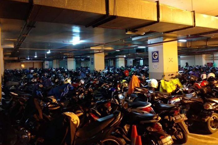 Parkiran basement Gedung DPRD DKI Jakarta yang dikeluhkan semakin penuh, Kamis (10/1/2019).(KOMPAS.com/NIBRAS NADA NAILUFAR)