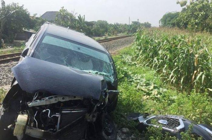 Mobil dihantam kereta di perlintasan tanpa palang pintu