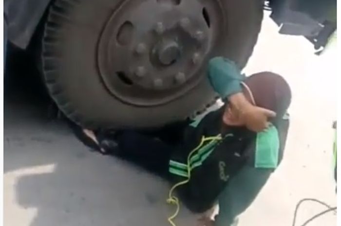 Driver Grab wanita kakinya terlindas truk