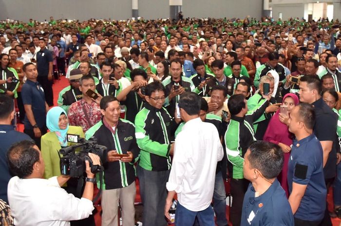 Jokowi saat bersilaturahmi dengan para pengemudi transportasi daring