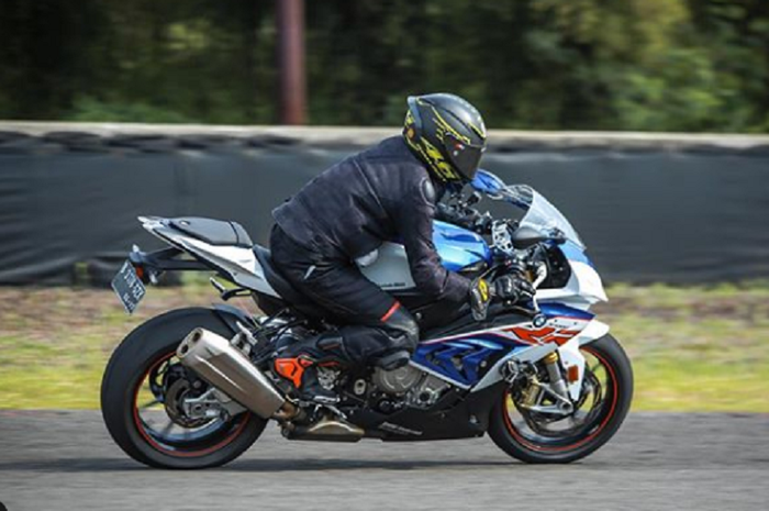 Iqbal saat riding di atas BMW S1000RR 