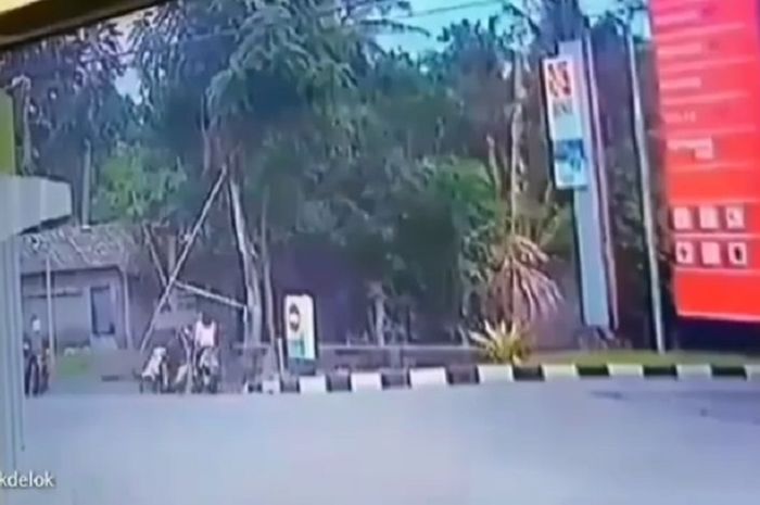 Pengendara motor yang akan keluar SPBU Abiansoan sesaat sebelum ditabrak pengendara lain.