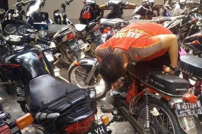 Puluhan unit sepeda motor yang disita petugas Sat Sabhara Polres Pamekasan dalam razia balap liar, Jumat (11/1/2019) dini hari.