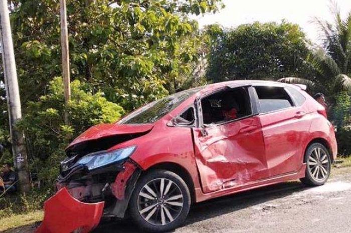 Satu unit mobil Jazz yang mengalami kecelakaan setelah terjadi tabrakan dengan sepeda motor di Suak Puntong, Kecamatan Kuala Pesisir, Kabupaten Nagan Raya, Jumat (11/1). Foto/dokumen Polres Nagan Raya. 