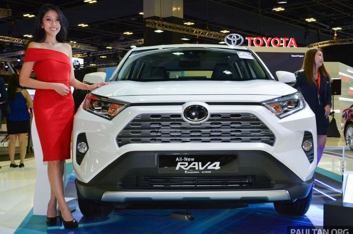 Toyota RAV4 terlihat di Singapore 