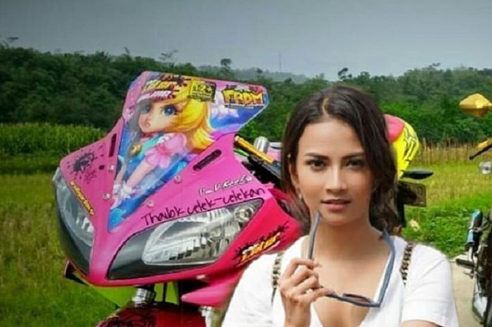 Meme kocak Vanessa Angel disamping Yamaha R15 bergaya thai look