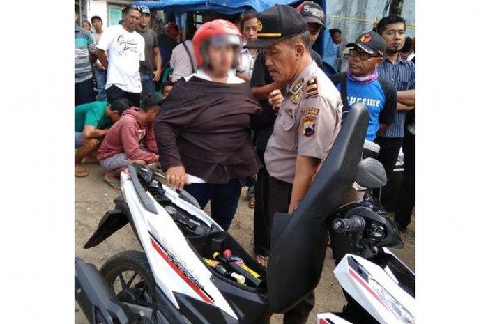 Emak-emak bawa miras dikeduk polisi