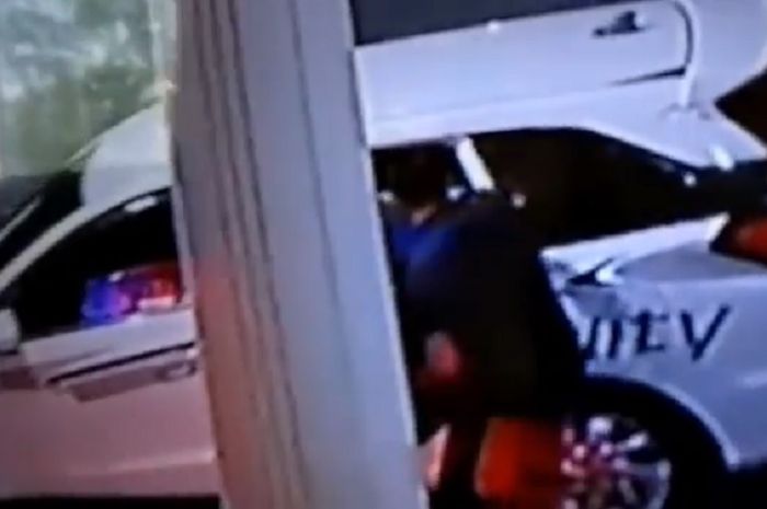 Seorang pria naik Honda Mobilio modifikasi maling kotak amal