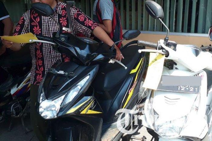 Barang bukti motor yang digelapkan Mundi Sasmito (40) warga Gubeng, Kota Surabaya yang nyamar jadi anggota polisi di Jember saat beraksi. 