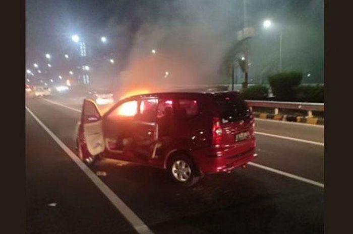 Avanza B 1679 BMB terbakar di ruas Tol Dalam Kota depan Balai Kartini Kuningan arah Cawang