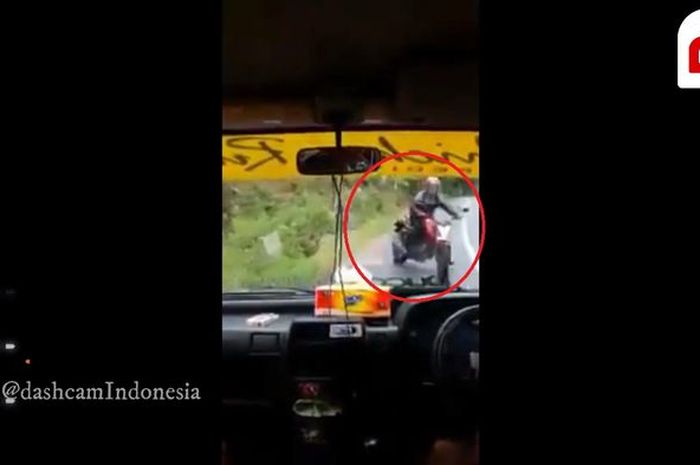 Tabrakan tak terhindakan motor dengan truk