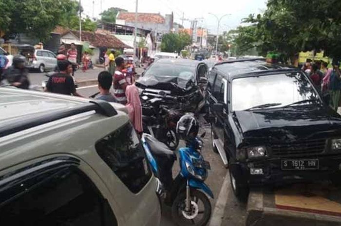 Kijang Innova milk kepala desa tabrak Toyota Rush dan Isuzu Panther