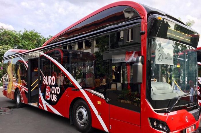 PT Daimler Commercial Vehicle Indonesia (DCVI) menyerahkan 10 unit bus Mercedes-Benz 0O500U 1726 kepada pemerintah kota Surabaya.(istimewa)