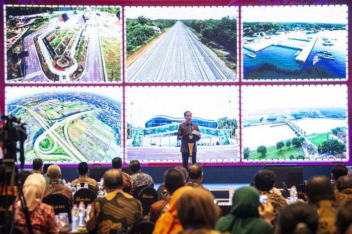 Presiden Joko Widodo memberikan sambutan dalam Peluncuran Geoportal Kebijakan Satu Peta dan Buku Kemajuan Infrastruktur Nasional Tahun 2018, di Jakarta, Selasa (11/12/2018). Presiden Joko Widodo mengharapkan kebijakan satu peta tersebut dapat menyelesaikan permasalahan tumpang tindih lahan.
