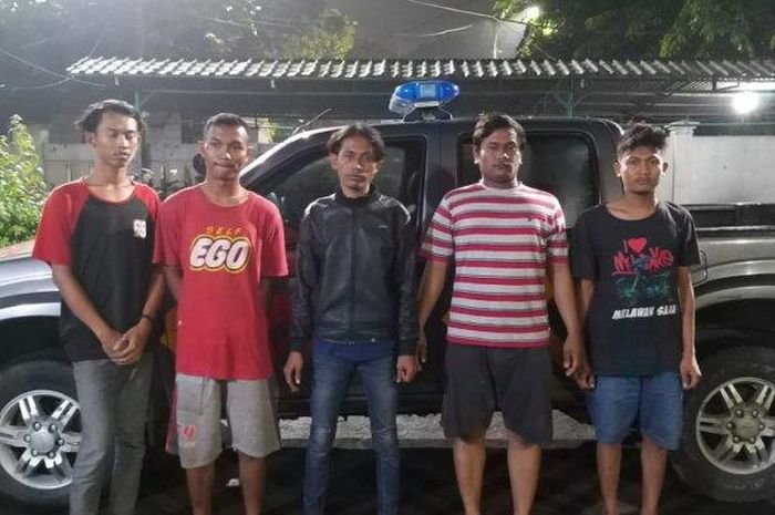 Sejumlah remaja komplotan begal yang diamankan pihak kepolisian di wilayah Cakung, Jakarta Timur, Senin (14/1/2019). 