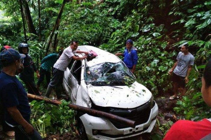 Daihatsu Xenia ringsek setelah terjun ke jurang