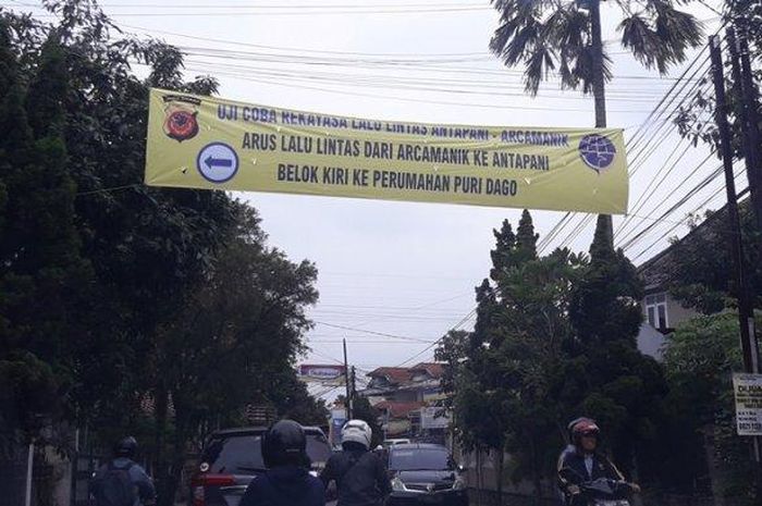 Situasi uji coba rekayasa lalu lintas di wilayah Arcamanik dan Antapani, Kota Bandung, Senin (14/1/2019). 