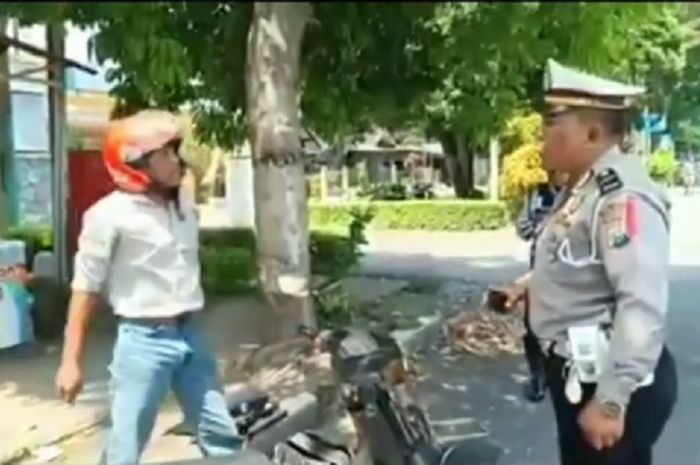 Pemotor tantang polisi berkelahi karena tolak ditilang di Lumajang, Jatim.