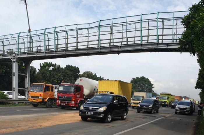 Kondisi jalan tol Tangerang-Jakarta yang sempat ditutup akibat truk tersangkut JPO