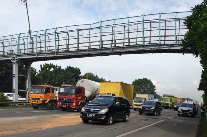 Kondisi jalan tol Tangerang-Jakarta yang sempat ditutup akibat truk tersangkut JPO